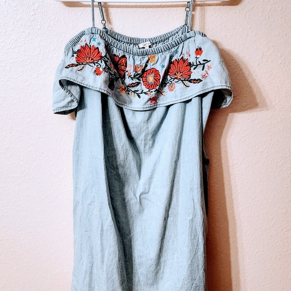 Off-Shoulder Embroidered Blue Dress - Picture 2 of 10